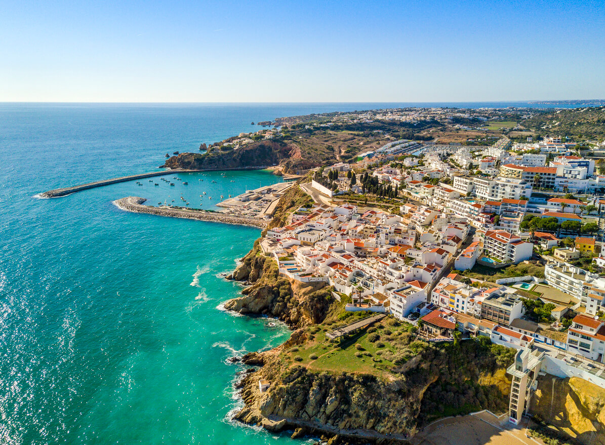 Albufeira : Le port de plaisance et les falaises d'Albufeira