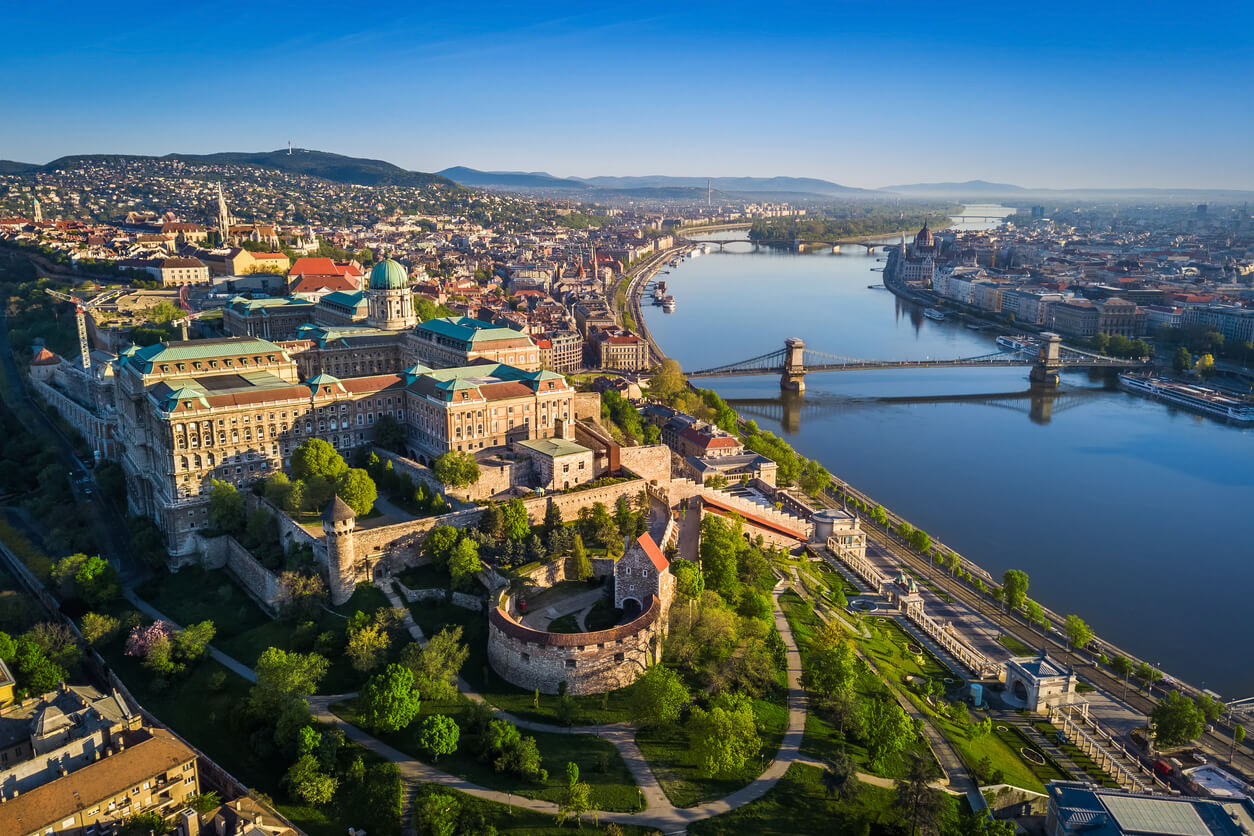 Maďarsko: Budapest au lever du soleil avec vue sur le Pont aux chaînes Széchenyi qui enjambe le Danube, l'Égli