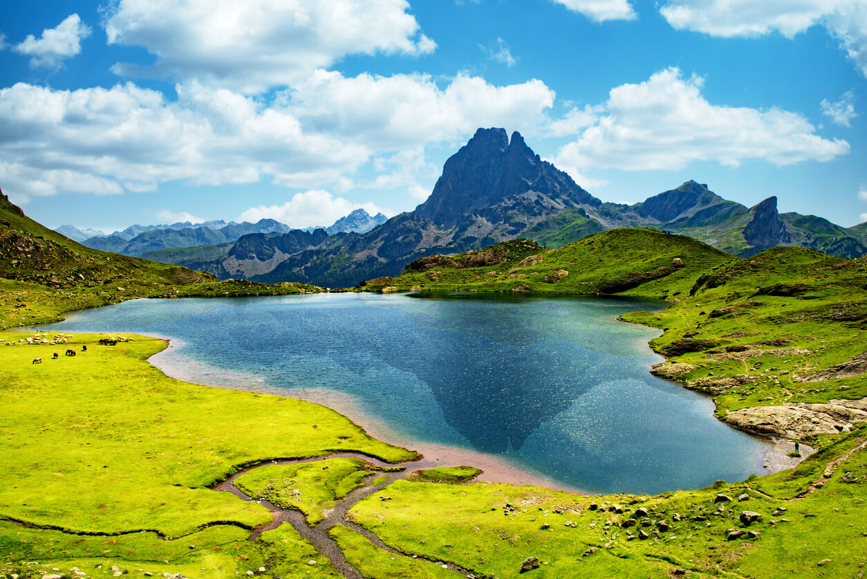 Francouzské Pyreneje: Vue sur le Pic du Midi d’Ossau dans les Pyrénées