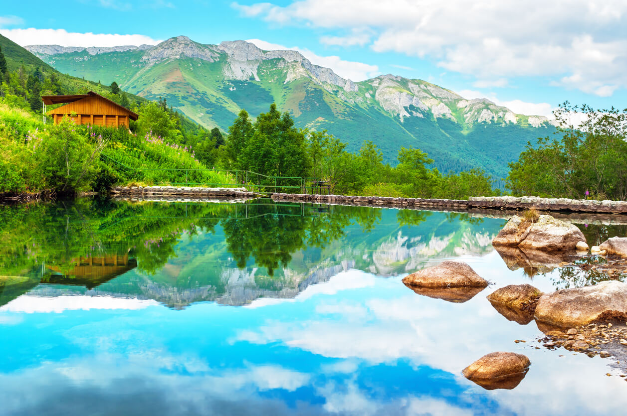 Slovensko: Lac de montagne Zelene pleso dans le Parc National des Hautes Tatras